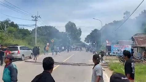 Thousands Protest in Front of BP Batam Office over Rempang .